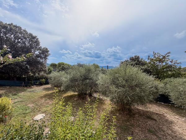 Villa de plain-pied avec vue dégagée et terrain piscinable à Rians