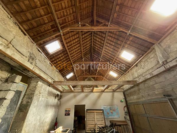 Vente
                Immeuble167 m² - 3 Pièces -
                    Pontivy (56300)