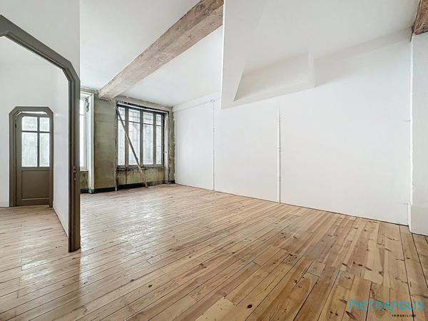 APPARTEMENT T1/2 A AMENAGER EN RDC DANS UNE COPRO REFAITE A NEUF