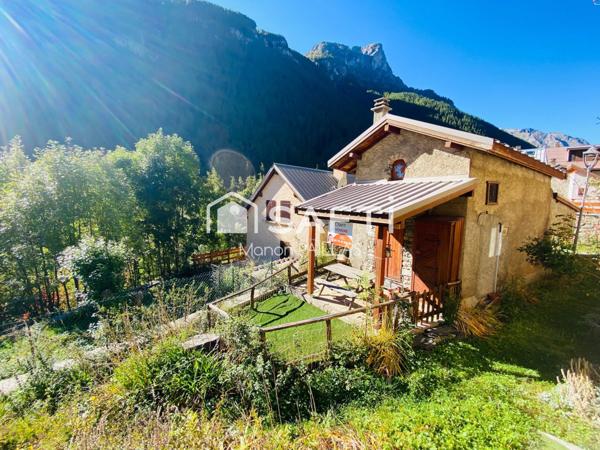 Charmante petite maison avec terrasse aux Fréaux