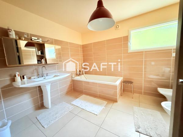 MAISON DE 364 M2 SUR TERRAIN DE 902 M2 A REGUINY