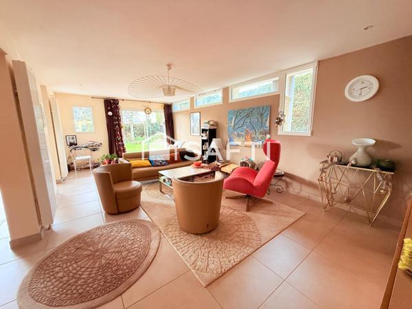 MAISON DE 364 M2 SUR TERRAIN DE 902 M2 A REGUINY