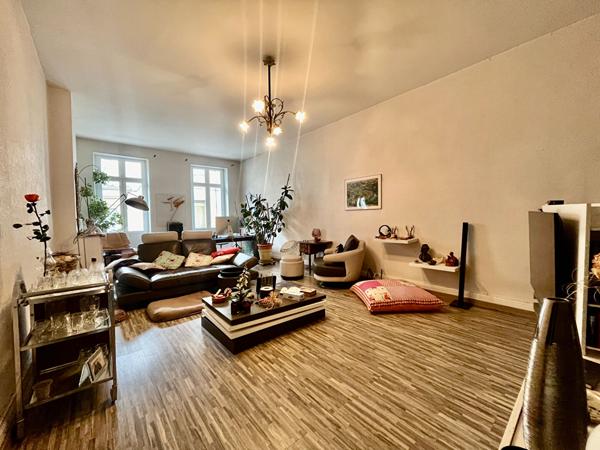 A Villeneuve sur Lot, dans une des rues commerçantes les plus demandées de la ville, immeuble de rapport d'environ 213 m² comprenant un local commercial d'environ 63,41m et à l'étage un appartement d'environ 149,9 m². Le local commercial profite d'un chau , Villeneuve sur lot