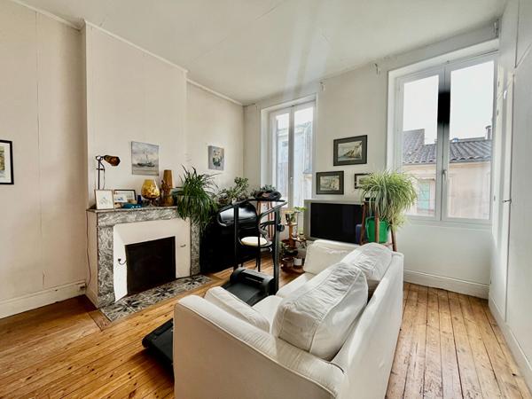 A Villeneuve sur Lot, dans une des rues commerçantes les plus demandées de la ville, immeuble de rapport d'environ 213 m² comprenant un local commercial d'environ 63,41m et à l'étage un appartement d'environ 149,9 m². Le local commercial profite d'un chau , Villeneuve sur lot