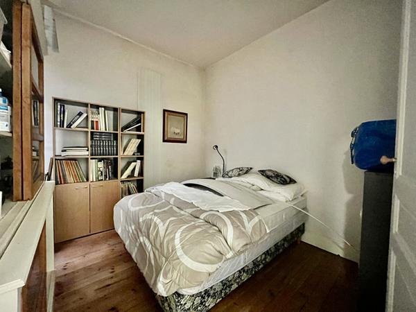 A Villeneuve sur Lot, dans une des rues commerçantes les plus demandées de la ville, immeuble de rapport d'environ 213 m² comprenant un local commercial d'environ 63,41m et à l'étage un appartement d'environ 149,9 m². Le local commercial profite d'un chau , Villeneuve sur lot
