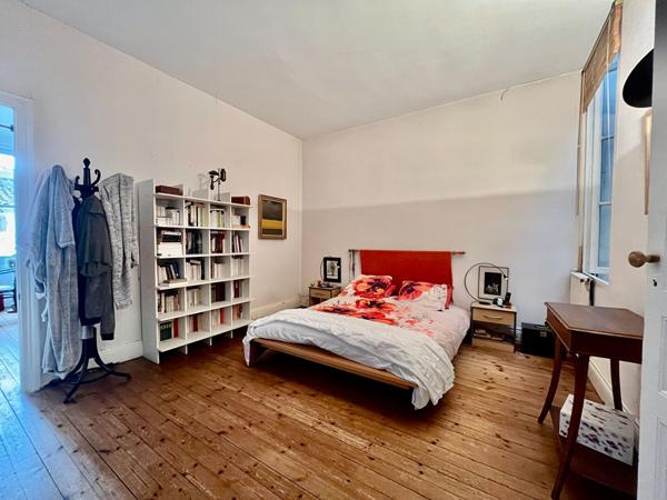 A Villeneuve sur Lot, dans une des rues commerçantes les plus demandées de la ville, immeuble de rapport d'environ 213 m² comprenant un local commercial d'environ 63,41m et à l'étage un appartement d'environ 149,9 m². Le local commercial profite d'un chau , Villeneuve sur lot