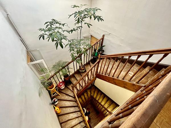 A Villeneuve sur Lot, dans une des rues commerçantes les plus demandées de la ville, immeuble de rapport d'environ 213 m² comprenant un local commercial d'environ 63,41m et à l'étage un appartement d'environ 149,9 m². Le local commercial profite d'un chau , Villeneuve sur lot