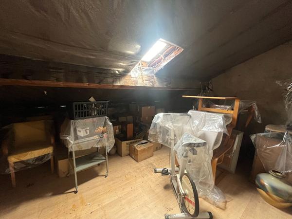 A Villeneuve sur Lot, dans une des rues commerçantes les plus demandées de la ville, immeuble de rapport d'environ 213 m² comprenant un local commercial d'environ 63,41m et à l'étage un appartement d'environ 149,9 m². Le local commercial profite d'un chau , Villeneuve sur lot