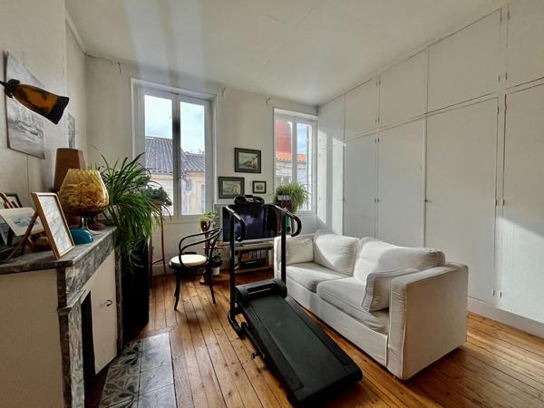 A Villeneuve sur Lot, dans une des rues commerçantes les plus demandées de la ville, immeuble de rapport d'environ 213 m² comprenant un local commercial d'environ 63,41m et à l'étage un appartement d'environ 149,9 m². Le local commercial profite d'un chau , Villeneuve sur lot