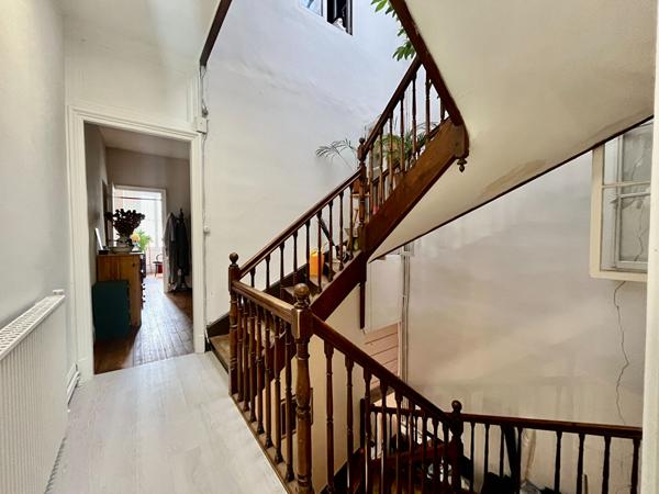 A Villeneuve sur Lot, dans une des rues commerçantes les plus demandées de la ville, immeuble de rapport d'environ 213 m² comprenant un local commercial d'environ 63,41m et à l'étage un appartement d'environ 149,9 m². Le local commercial profite d'un chau , Villeneuve sur lot