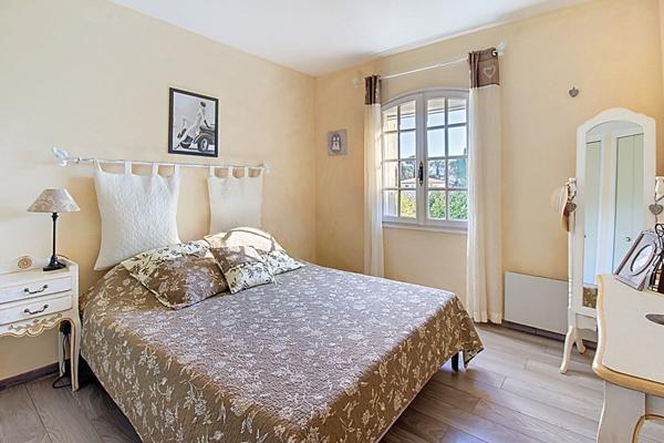 EXCLUSIVITÉ A VENDRE - Maison Vidauban 85 m² , 3 chambres, beau terrain avec piscine et carport .