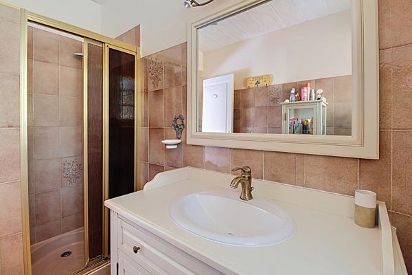 EXCLUSIVITÉ A VENDRE - Maison Vidauban 85 m² , 3 chambres, beau terrain avec piscine et carport .