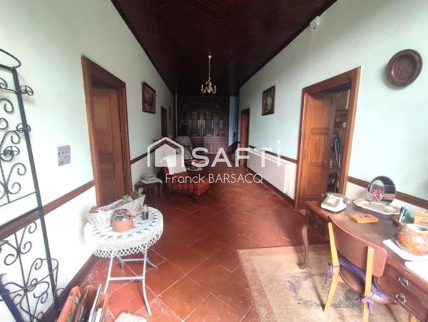 VASTE MAISON DE MAITRE AVEC DEPENDANCES ET JARDIN