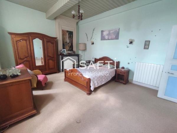 VASTE MAISON DE MAITRE AVEC DEPENDANCES ET JARDIN