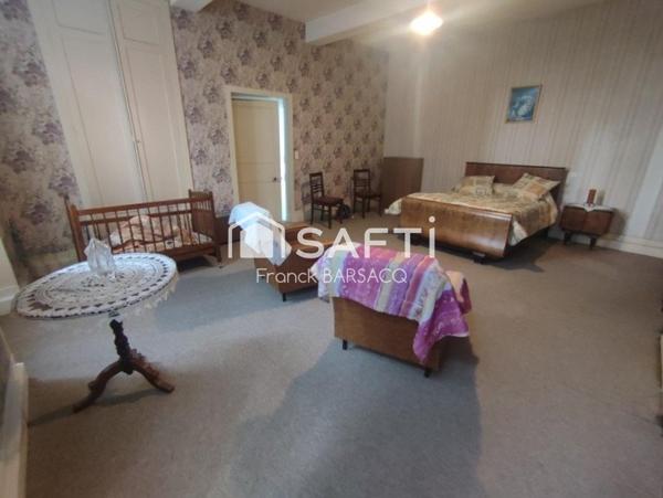 VASTE MAISON DE MAITRE AVEC DEPENDANCES ET JARDIN