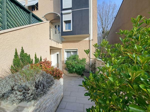 Appartement 5 pièces de 106 m² avec jardin sans vis à vis et garage !