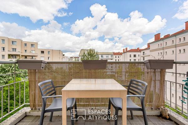 Etage élevé avec loggia sur cour