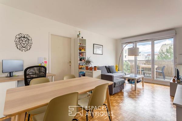 Etage élevé avec loggia sur cour