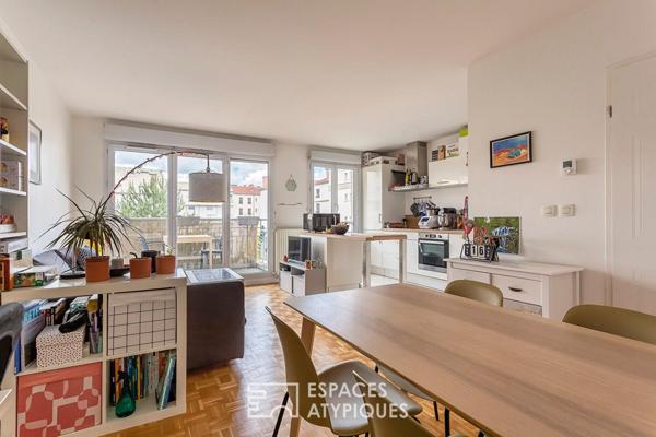 Etage élevé avec loggia sur cour