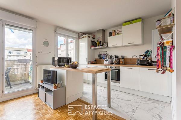 Etage élevé avec loggia sur cour