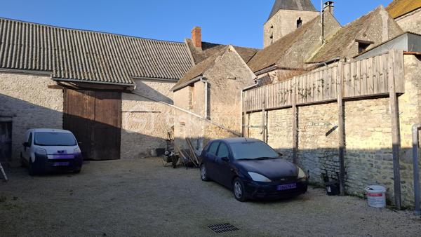 Située à une 1h20 de Paris, à 40 minutes d'Orleans, à 20 minutes d'Etampes et à 15 minutes de Pithiviers.
Dans le charmant village d'Autruy-sur-Juine, à proximité des commodités.

Je vous présente ce corps de ferme, au potentiel indéniable. 

 Il se compose d'une maison d'habitation, avec une entrée desservant une cuisine équipée et aménagée, un séjour avec cheminée insert, une salle de bain avec baignoire douche et vasque, WC séparé.
Une buanderie chaufferie ainsi qu'une cave.
Au premier étage : un palier, deux chambres dont une double, très lumineuses et parquetées, un WC séparé.
Au second : deux beaux volumes de grenier pouvant être aménagés.

A l'extérieur la cour est entièrement enclose, équipée d'un portail électrique.

Deux dépendances viennent compléter ce bien :
Une grange de 74 M2 au sol, avec une partie atelier.
Une seconde dépendance sur 2 niveaux de 11 M2 au sol.

Les points techniques :
- Fenêtres double vitrage PVC avec volets roulant
- Chaudière fuel
- Cheminée à insert
- Ballon d'eau chaude 200L
- Portail électrique
- SICAP

Ce que j'aime dans ce bien : c'est la luminosité, le potentiel des espaces restant encore à aménager.
La grange permet énormément de stockage, avec une belle hauteur sous toiture.
Vie de plain pied possible.

Des travaux sont à envisager.

Des renseignements, une visite ? Contactez moi.