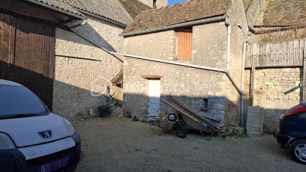Située à une 1h20 de Paris, à 40 minutes d'Orleans, à 20 minutes d'Etampes et à 15 minutes de Pithiviers.
Dans le charmant village d'Autruy-sur-Juine, à proximité des commodités.

Je vous présente ce corps de ferme, au potentiel indéniable. 

 Il se compose d'une maison d'habitation, avec une entrée desservant une cuisine équipée et aménagée, un séjour avec cheminée insert, une salle de bain avec baignoire douche et vasque, WC séparé.
Une buanderie chaufferie ainsi qu'une cave.
Au premier étage : un palier, deux chambres dont une double, très lumineuses et parquetées, un WC séparé.
Au second : deux beaux volumes de grenier pouvant être aménagés.

A l'extérieur la cour est entièrement enclose, équipée d'un portail électrique.

Deux dépendances viennent compléter ce bien :
Une grange de 74 M2 au sol, avec une partie atelier.
Une seconde dépendance sur 2 niveaux de 11 M2 au sol.

Les points techniques :
- Fenêtres double vitrage PVC avec volets roulant
- Chaudière fuel
- Cheminée à insert
- Ballon d'eau chaude 200L
- Portail électrique
- SICAP

Ce que j'aime dans ce bien : c'est la luminosité, le potentiel des espaces restant encore à aménager.
La grange permet énormément de stockage, avec une belle hauteur sous toiture.
Vie de plain pied possible.

Des travaux sont à envisager.

Des renseignements, une visite ? Contactez moi.