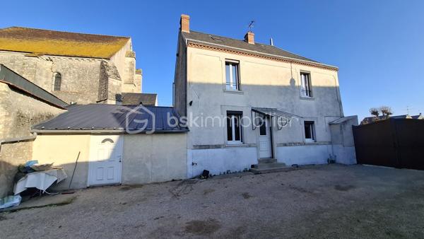 Située à une 1h20 de Paris, à 40 minutes d'Orleans, à 20 minutes d'Etampes et à 15 minutes de Pithiviers.
Dans le charmant village d'Autruy-sur-Juine, à proximité des commodités.

Je vous présente ce corps de ferme, au potentiel indéniable. 

 Il se compose d'une maison d'habitation, avec une entrée desservant une cuisine équipée et aménagée, un séjour avec cheminée insert, une salle de bain avec baignoire douche et vasque, WC séparé.
Une buanderie chaufferie ainsi qu'une cave.
Au premier étage : un palier, deux chambres dont une double, très lumineuses et parquetées, un WC séparé.
Au second : deux beaux volumes de grenier pouvant être aménagés.

A l'extérieur la cour est entièrement enclose, équipée d'un portail électrique.

Deux dépendances viennent compléter ce bien :
Une grange de 74 M2 au sol, avec une partie atelier.
Une seconde dépendance sur 2 niveaux de 11 M2 au sol.

Les points techniques :
- Fenêtres double vitrage PVC avec volets roulant
- Chaudière fuel
- Cheminée à insert
- Ballon d'eau chaude 200L
- Portail électrique
- SICAP

Ce que j'aime dans ce bien : c'est la luminosité, le potentiel des espaces restant encore à aménager.
La grange permet énormément de stockage, avec une belle hauteur sous toiture.
Vie de plain pied possible.

Des travaux sont à envisager.

Des renseignements, une visite ? Contactez moi.