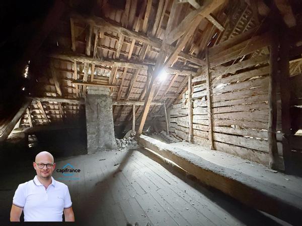 Immeuble de rapport en hyper-centre d'Aoste (38490) – Local commercial loué + T3 libre + Combles aménageables