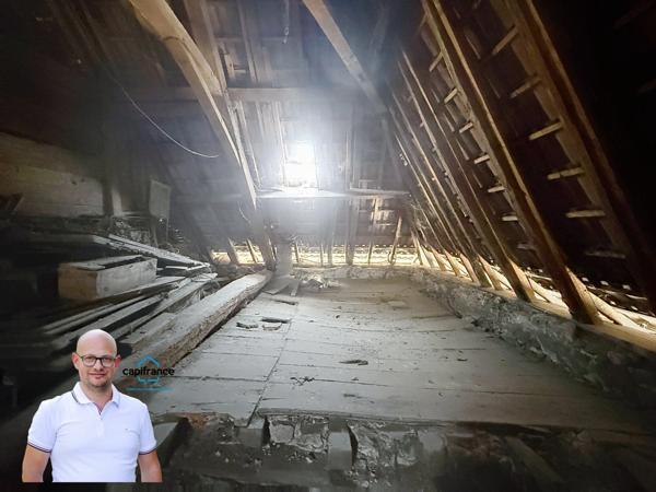 Immeuble de rapport en hyper-centre d'Aoste (38490) – Local commercial loué + T3 libre + Combles aménageables
