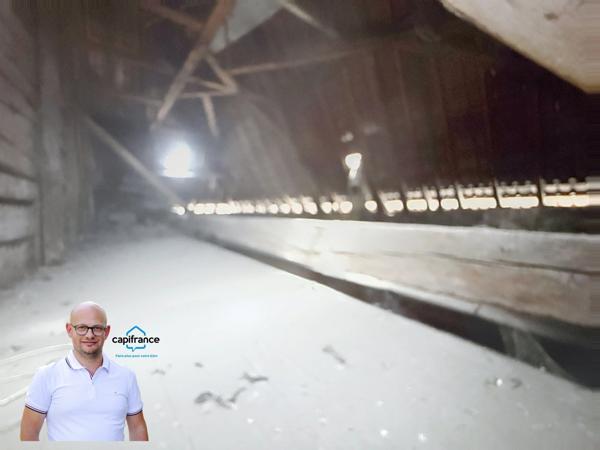 Immeuble de rapport en hyper-centre d'Aoste (38490) – Local commercial loué + T3 libre + Combles aménageables