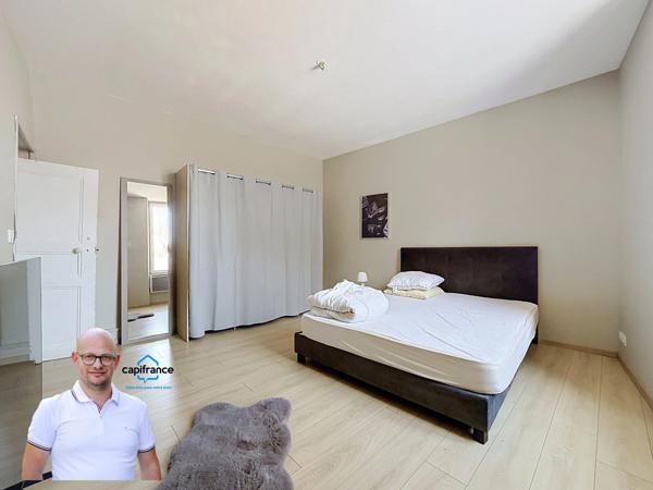 Immeuble de rapport en hyper-centre d'Aoste (38490) – Local commercial loué + T3 libre + Combles aménageables