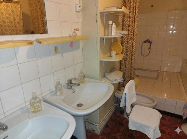 Narbonne Centre : Immeuble de 171 m²  -  R+2 - avec Cour-Parking et Toit-Terrasse