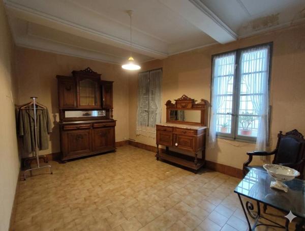 Narbonne Centre : Immeuble de 171 m²  -  R+2 - avec Cour-Parking et Toit-Terrasse