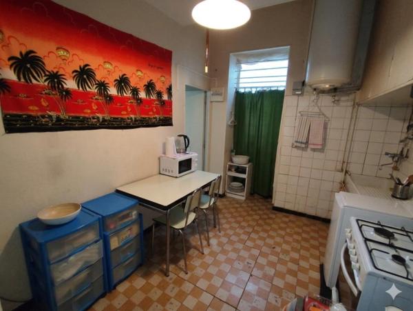 Narbonne Centre : Immeuble de 171 m²  -  R+2 - avec Cour-Parking et Toit-Terrasse