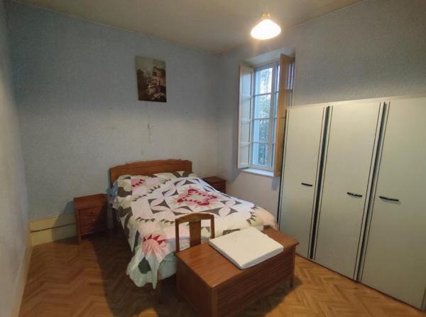 Narbonne Centre : Immeuble de 171 m²  -  R+2 - avec Cour-Parking et Toit-Terrasse