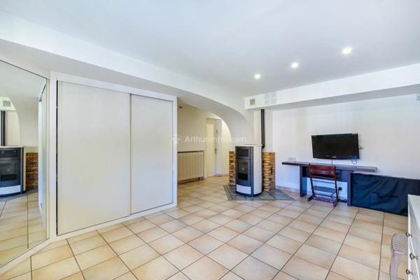 Vente                                                      Maison
                        
                     11 pièces                      185 m2                     à Villeurbanne