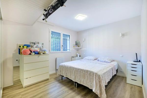 Vente                                                      Maison
                        
                     11 pièces                      185 m2                     à Villeurbanne