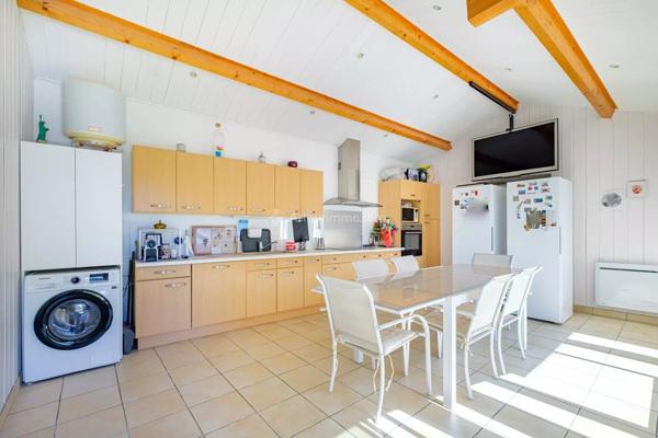 Vente                                                      Maison
                        
                     11 pièces                      185 m2                     à Villeurbanne