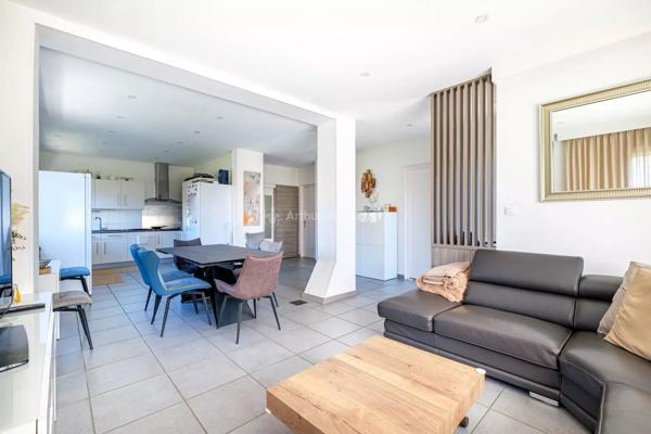 Vente                                                      Maison
                        
                     11 pièces                      185 m2                     à Villeurbanne