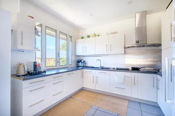 Vente                                                      Maison
                        
                     11 pièces                      185 m2                     à Villeurbanne