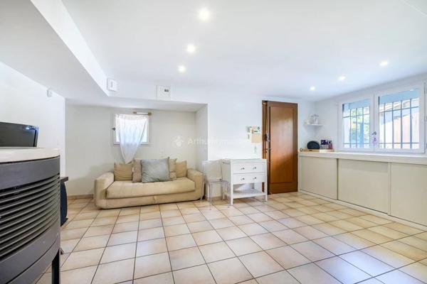 Vente                                                      Maison
                        
                     11 pièces                      185 m2                     à Villeurbanne