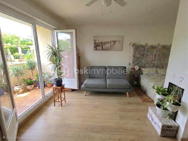 Studio de 25,48 M2 au premier étage sans ascenseur. Ce bien se compose d'une entrée avec placard, d'un bel espace de vie très bien agencé permettant de créer un coin nuit, d'une cuisine séparée donnant accès au balcon exposé sud-ouest, ainsi d'une salle de bain avec WC. Le balcon est également accessible depuis la cuisine et le séjour. Les atouts majeurs de ce studio: il dispose d'une cave et d'une place de parking au sein d'une résidence fermée et sécurisée. Le locataire est en place depuis 4ans .