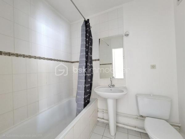 Studio de 25,48 M2 au premier étage sans ascenseur. Ce bien se compose d'une entrée avec placard, d'un bel espace de vie très bien agencé permettant de créer un coin nuit, d'une cuisine séparée donnant accès au balcon exposé sud-ouest, ainsi d'une salle de bain avec WC. Le balcon est également accessible depuis la cuisine et le séjour. Les atouts majeurs de ce studio: il dispose d'une cave et d'une place de parking au sein d'une résidence fermée et sécurisée. Le locataire est en place depuis 4ans .