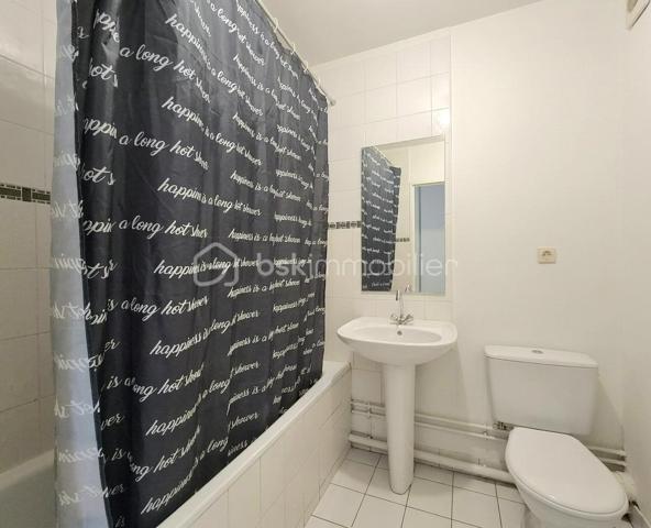 Studio de 25,48 M2 au premier étage sans ascenseur. Ce bien se compose d'une entrée avec placard, d'un bel espace de vie très bien agencé permettant de créer un coin nuit, d'une cuisine séparée donnant accès au balcon exposé sud-ouest, ainsi d'une salle de bain avec WC. Le balcon est également accessible depuis la cuisine et le séjour. Les atouts majeurs de ce studio: il dispose d'une cave et d'une place de parking au sein d'une résidence fermée et sécurisée. Le locataire est en place depuis 4ans .