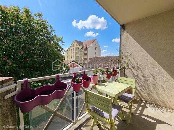 Studio de 25,48 M2 au premier étage sans ascenseur. Ce bien se compose d'une entrée avec placard, d'un bel espace de vie très bien agencé permettant de créer un coin nuit, d'une cuisine séparée donnant accès au balcon exposé sud-ouest, ainsi d'une salle de bain avec WC. Le balcon est également accessible depuis la cuisine et le séjour. Les atouts majeurs de ce studio: il dispose d'une cave et d'une place de parking au sein d'une résidence fermée et sécurisée. Le locataire est en place depuis 4ans .