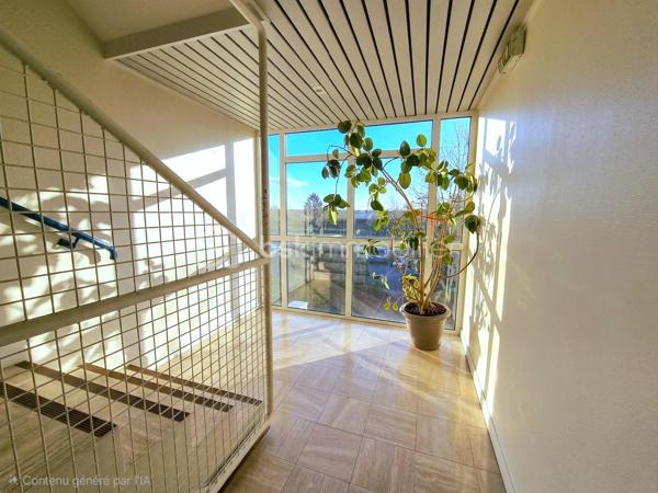 Studio de 25,48 M2 au premier étage sans ascenseur. Ce bien se compose d'une entrée avec placard, d'un bel espace de vie très bien agencé permettant de créer un coin nuit, d'une cuisine séparée donnant accès au balcon exposé sud-ouest, ainsi d'une salle de bain avec WC. Le balcon est également accessible depuis la cuisine et le séjour. Les atouts majeurs de ce studio: il dispose d'une cave et d'une place de parking au sein d'une résidence fermée et sécurisée. Le locataire est en place depuis 4ans .