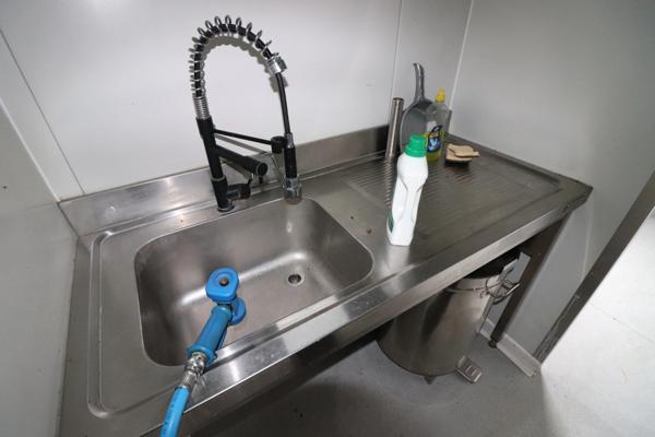 Vente fonds de commerce restaurant avec container entierement équipé neuf sur terrasse de 80 places