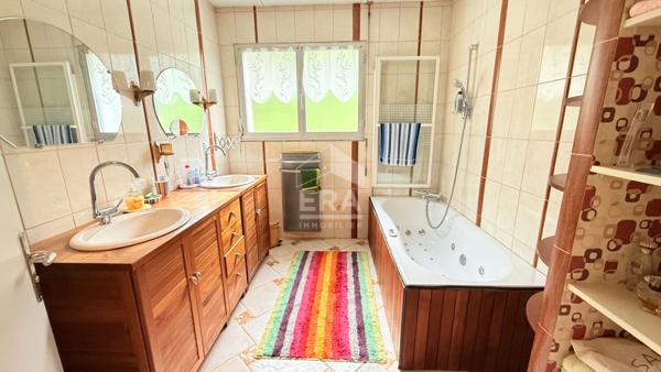 Maison Saint BERTHEVIN 8 pièce(s) 170 m2