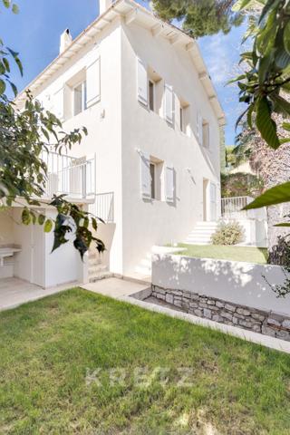 Elegante villa rénovée à pied du village