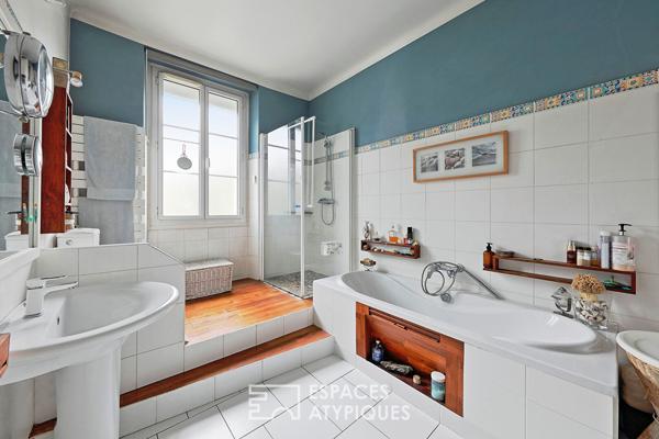 Maison bourgeoise en meulière avec piscine et jardin